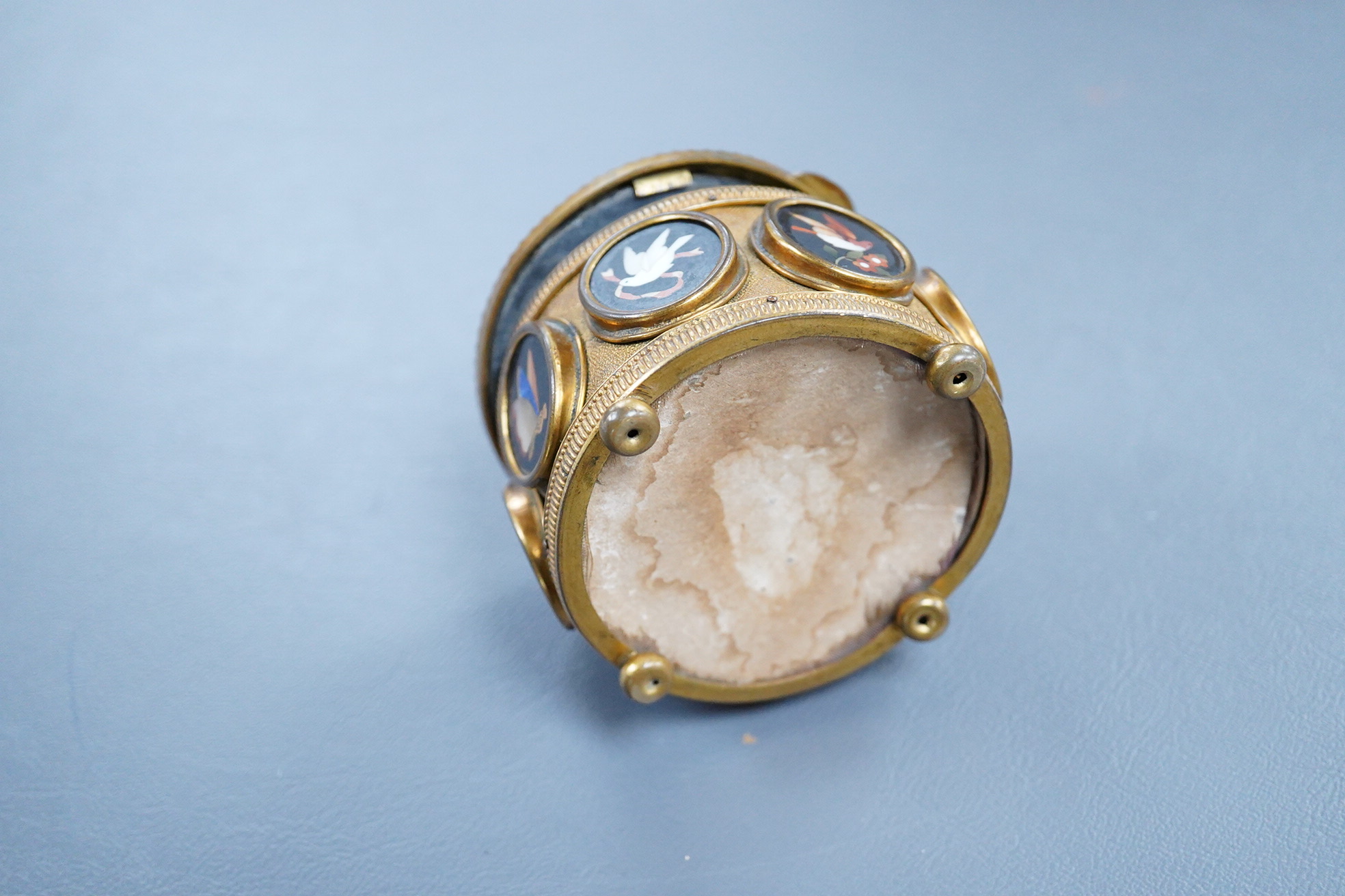 A Victorian pietra dura gilt metal circular box with hinged lid, 7.5cm in diameter